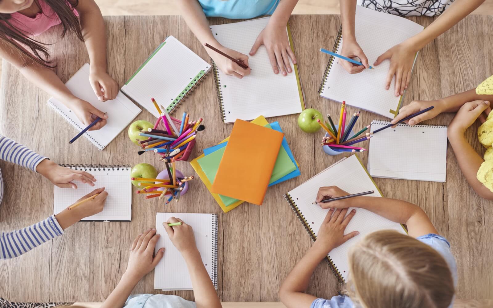 enfants autour de la table d'école